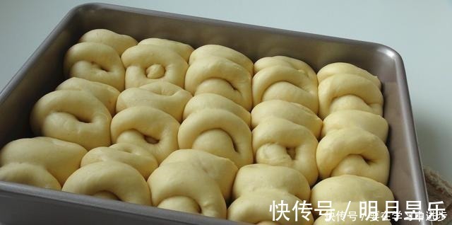 懒人面包的做法,告诉你技巧,轻松揉出手套膜,柔软拉丝好好吃