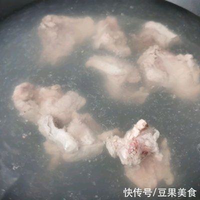 胡萝卜|这道西蓝花排骨汤，家人天天求我做