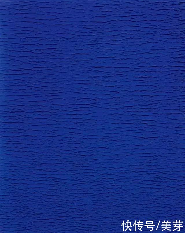 克莱因蓝|“克莱因蓝”太太太火了！这么穿才显白