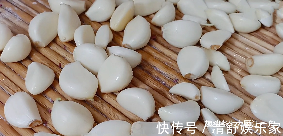 大蒜|腌腊八蒜，先放醋就错了，教你一招，1天就变绿，酸脆开胃又解馋