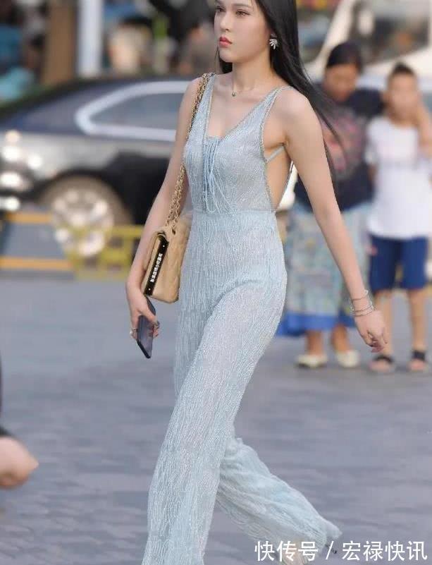 小姐姐 小姐姐浅灰色的中高领无袖针织连衣裙,看上去很有气质