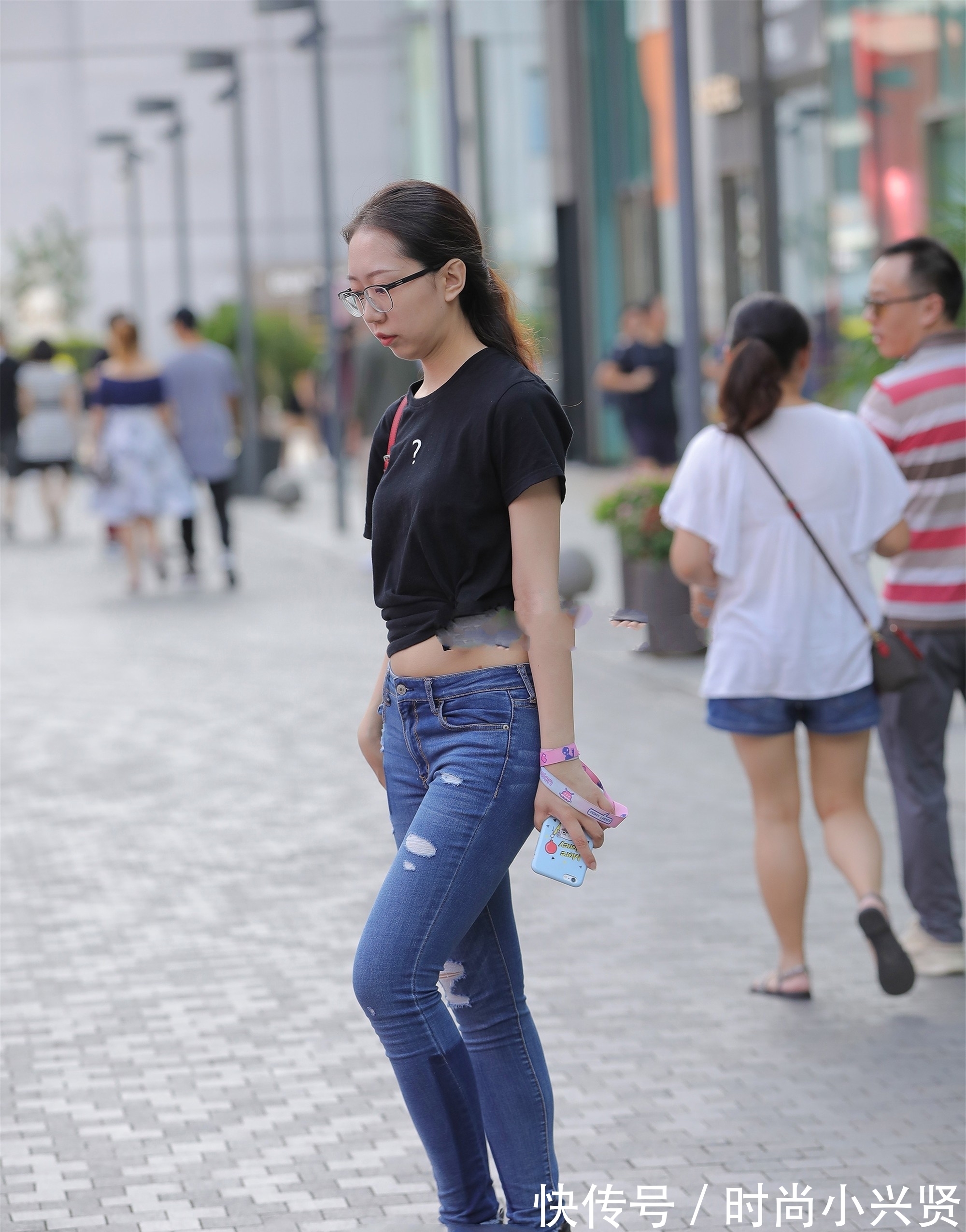 时尚 短袖“绑”起来穿,设计感强,简单好看又时尚