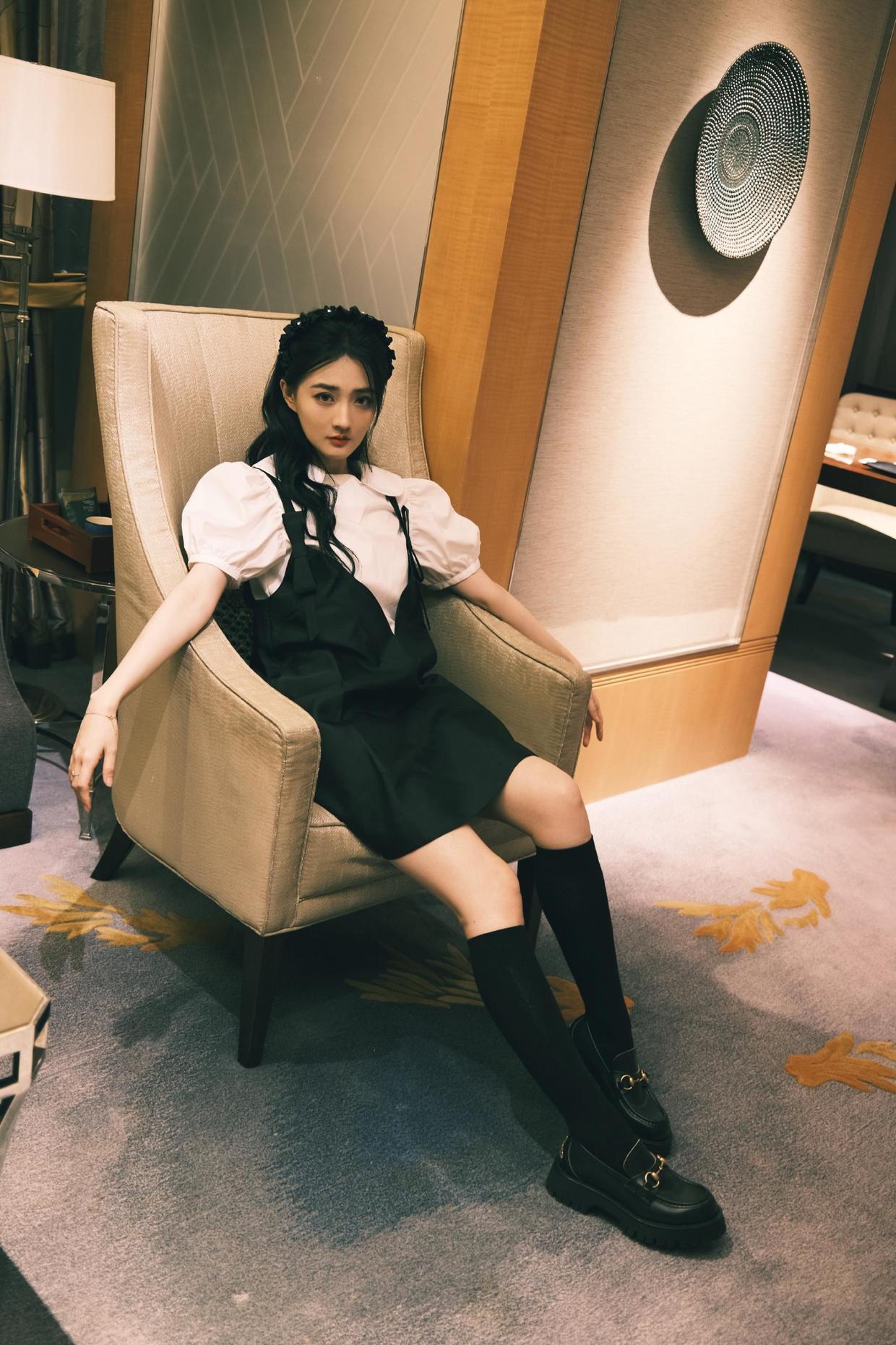 礼服|徐璐到秋天了还“炫腹”，紫色毛衣配牛仔裤清纯甜美，温柔时髦