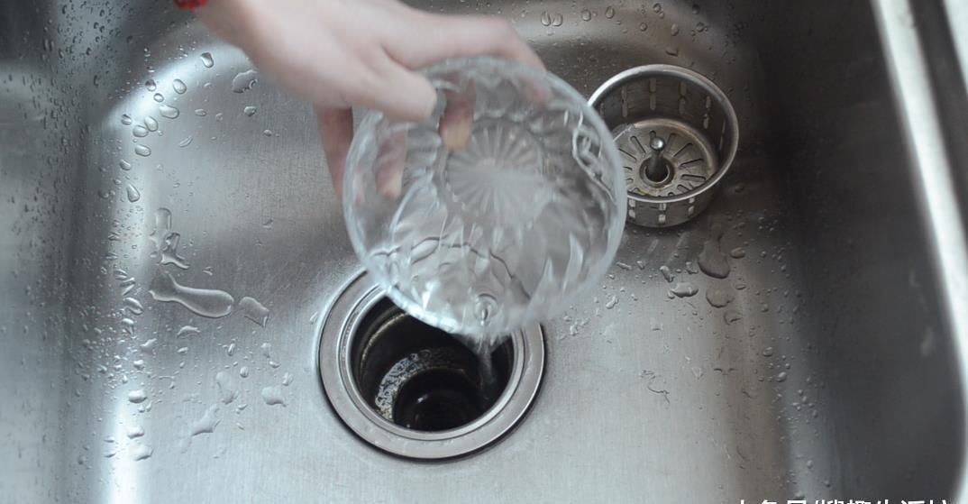 妙招|洗碗槽的排水口又脏又臭难清洗 用这个方法能帮你解决, 省钱又实用