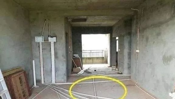 线管|工人把电线布得乱七八糟,邻居不但没生气,还夸奖他聪明