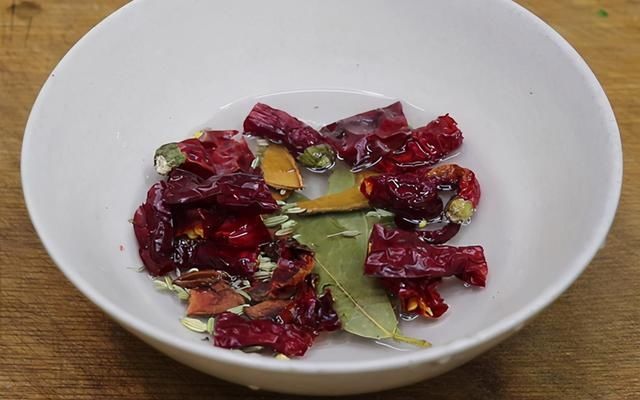  正确|炸带鱼到底要不要拍粉，大厨教你正确做法，酥香金黄，一点也不烂