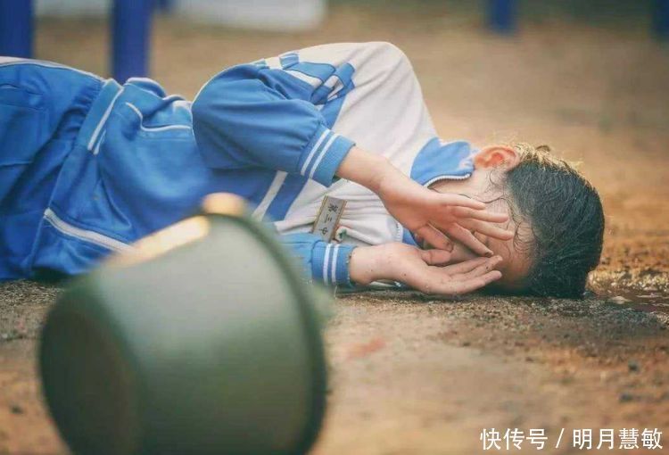 孩子有这三种行为，可能是“讨好型人格”，越长大越自卑