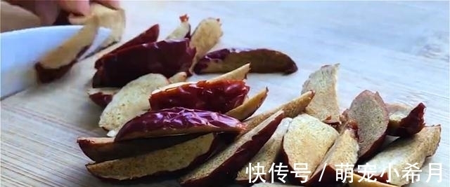 红薯这样太解馋了,软糯香甜不沾牙,刚出锅就忍不住偷吃了,真香