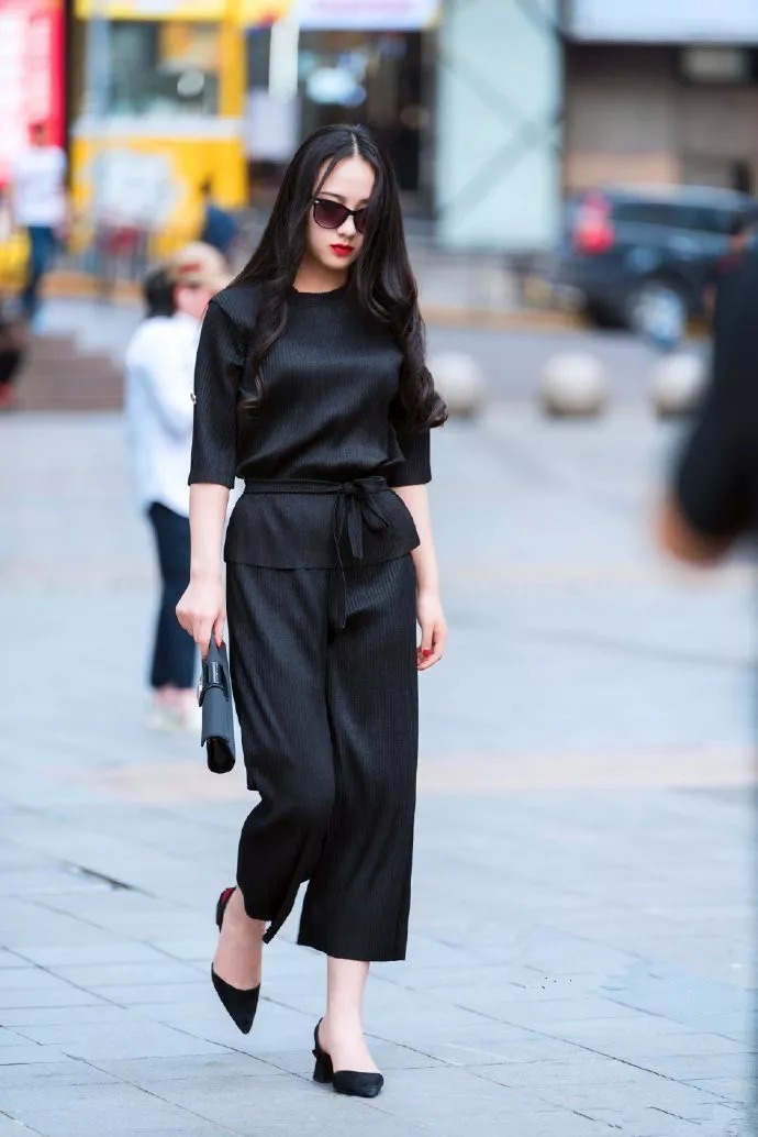 紧身裙搭配高跟鞋,秀出女性魅力的好身材