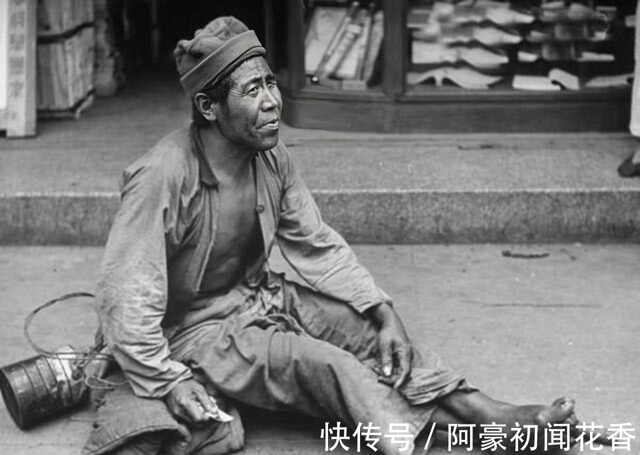 天良！同治年间，俩乞丐街头耍“人面蛇”，真相令人胆寒：此非蛇而是人