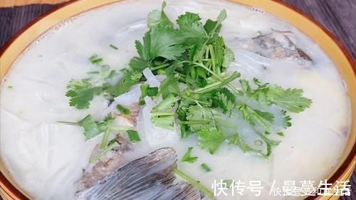 炖鲫鱼汤时，记住不要直接炖，诀窍告诉你，鱼汤奶白无腥味，特鲜！