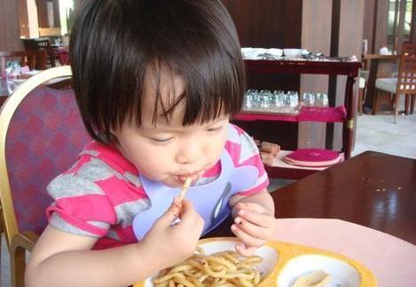 汤饭|忠告家长娃不到3岁,这4种饭可别碰,只会越吃越瘦,耽误长个