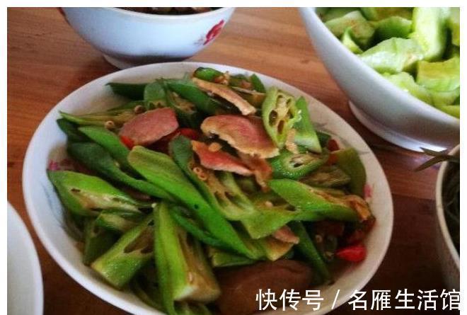 去山区看望老班长，他特意烧一桌菜招待，离开时他给我装一车山货