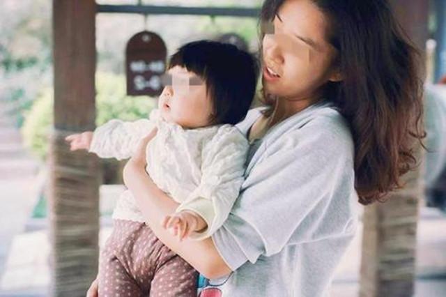 小家伙|“这届家长真难带”,宝妈穿露肩装买饮料,萌娃看后不停拉衣服