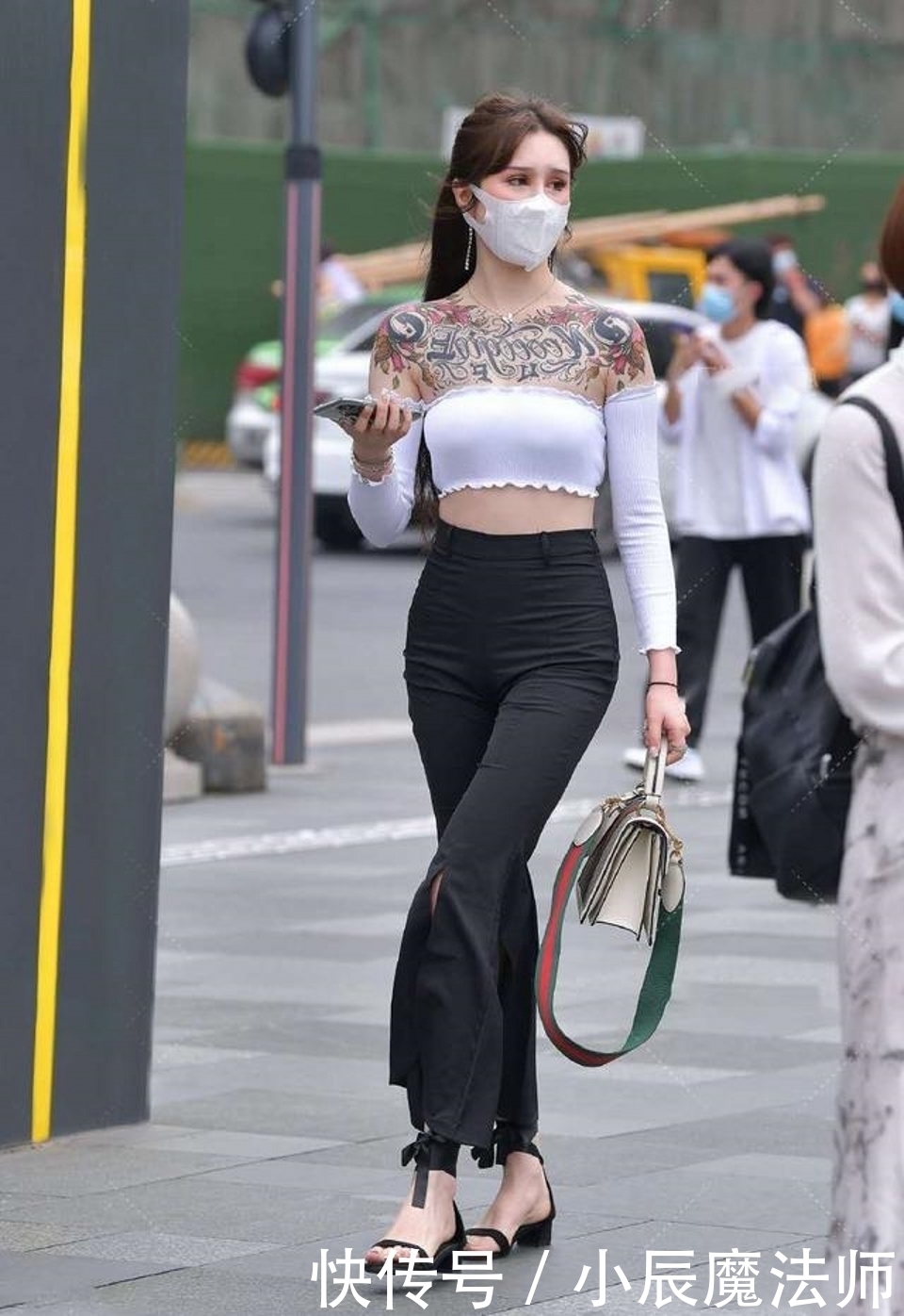 墨绿色|路人街拍,美女穿一字肩短衫,看起来非常的率性