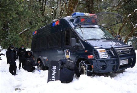 自热饭|云南高原雪山巡边民警吃自热饭过节