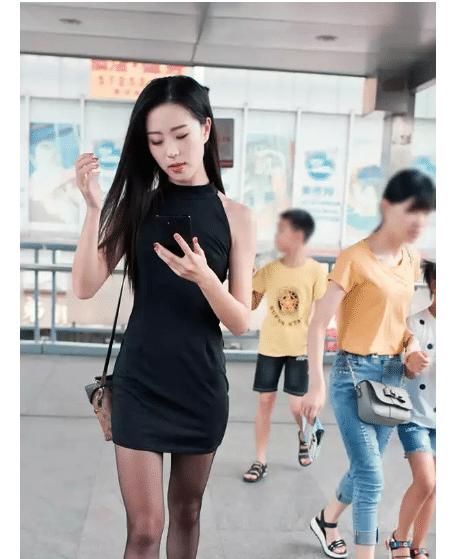 穿黑色高跟鞋的小姐姐,坐在公交站看脚,高跟鞋不合适么