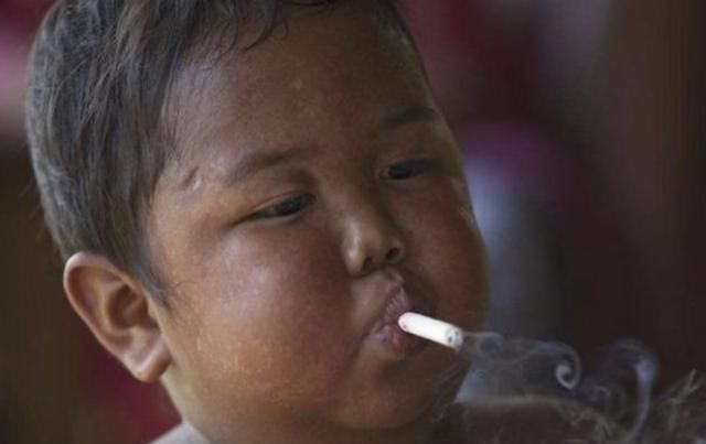 克烈|2岁染上烟瘾的孩子,一天抽40根烟,如今10岁的他变成什么样了