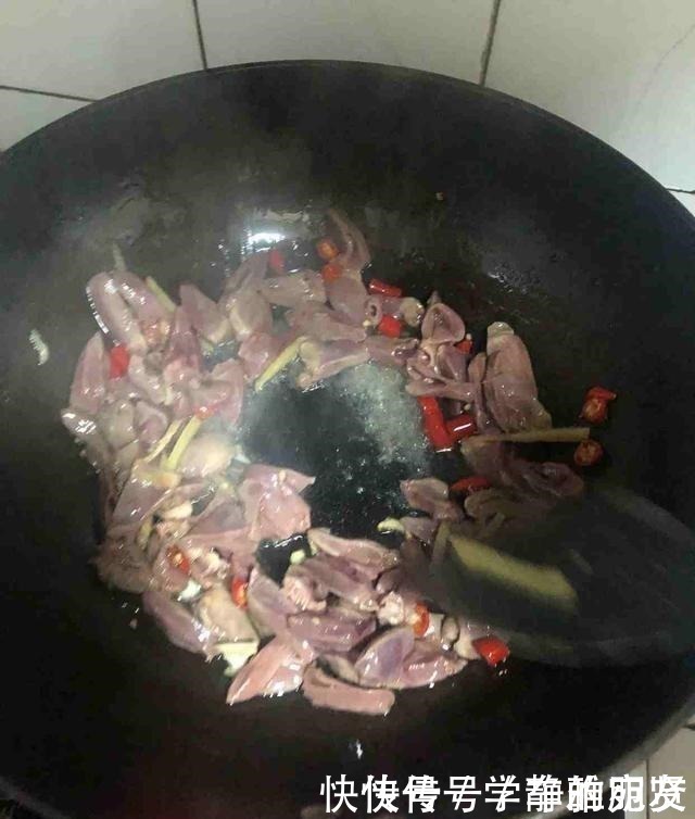 菜市场|鸡身上“最有价值”的部位,肉贩子留着自己吃,一个鸡就一个