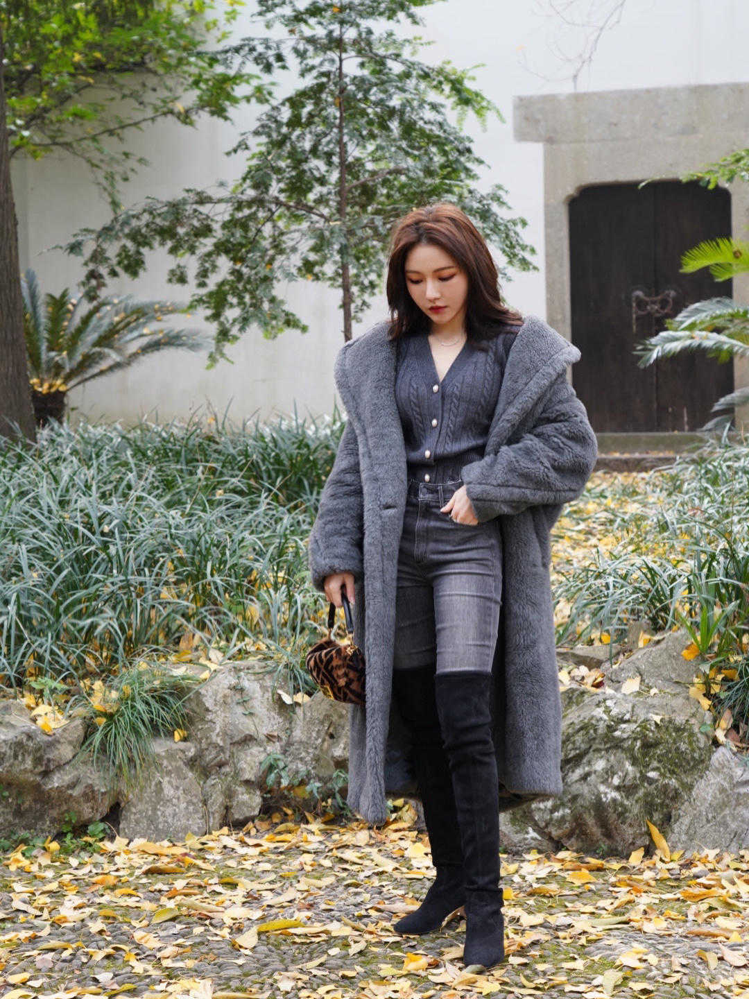 吊带裙 泰迪熊外套搭什么下装最好看,码住这几款,秒变精致时髦精