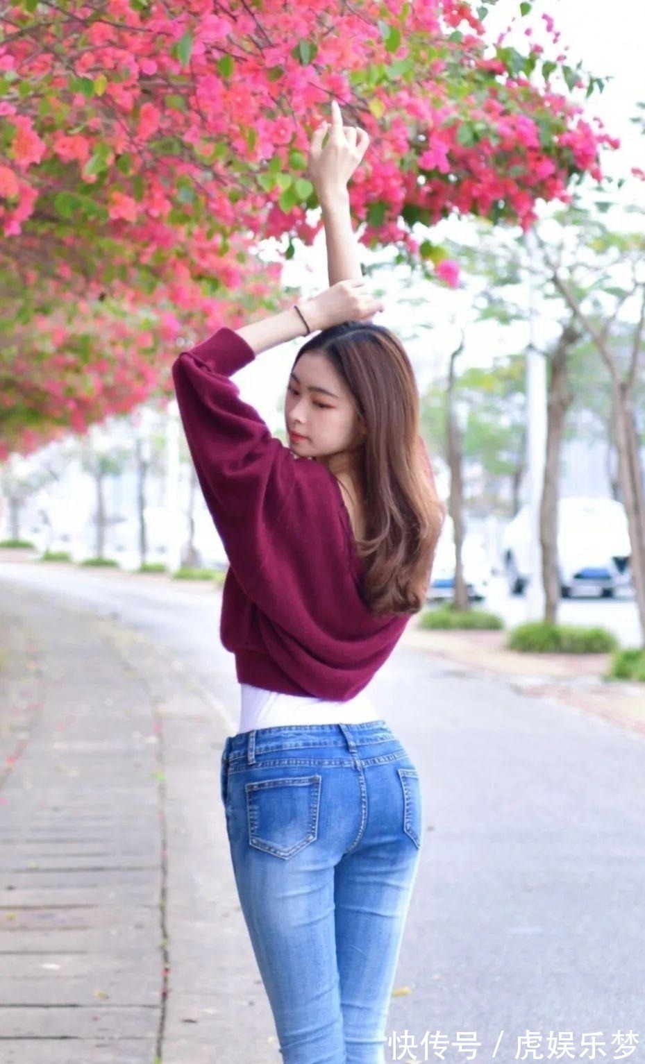 小蛮腰 比花还美的小姐姐,紧身牛仔裤让她足够出彩