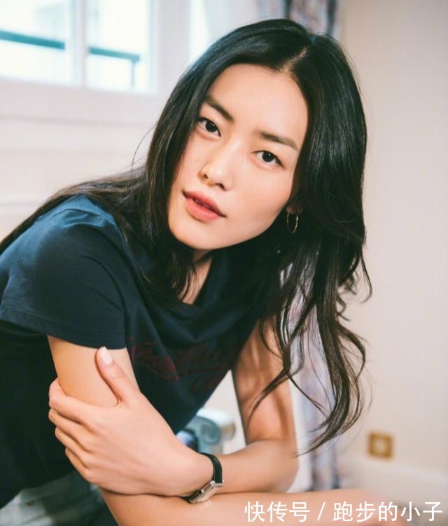 气质|刘雯的时尚看不懂,弄个大油头就算了还紧贴头皮,气质都改变不少