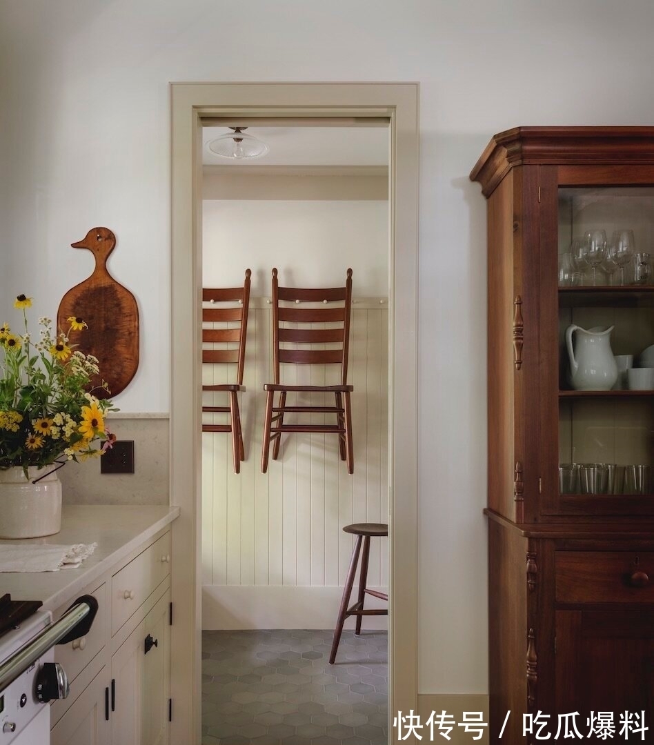 红酒|退休后的梦想家,深木色家具花壁纸,一起感受岁月静好的乡村住宅