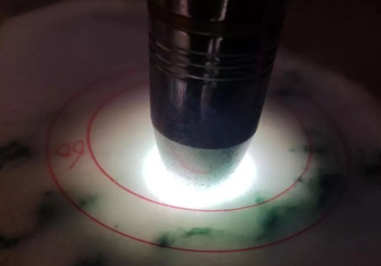 蓝绿|580买下的老坑料子,一刀切出糯冰种飘蓝绿花,起货后大家都眼直了