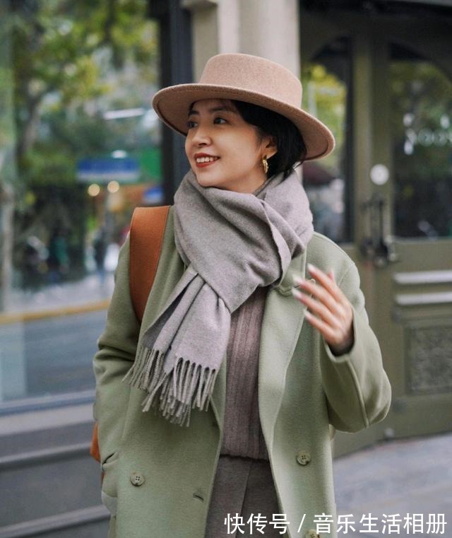 浅灰色 时尚博主的高级穿搭来了,淡绿色西装配浅灰色半身裙,简约又时尚!