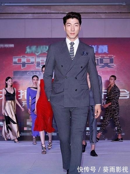 “好爸爸”張亮:從一夜爆火到無(wú)人問(wèn)津,一手好牌是如何打糊的?