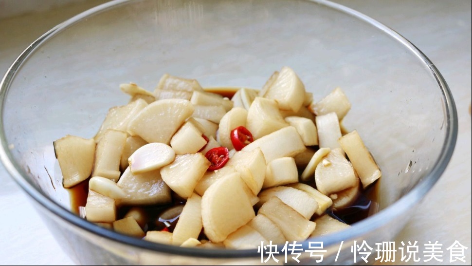 白萝卜新吃法，腌制成爽口小菜，酸辣开胃很好吃！