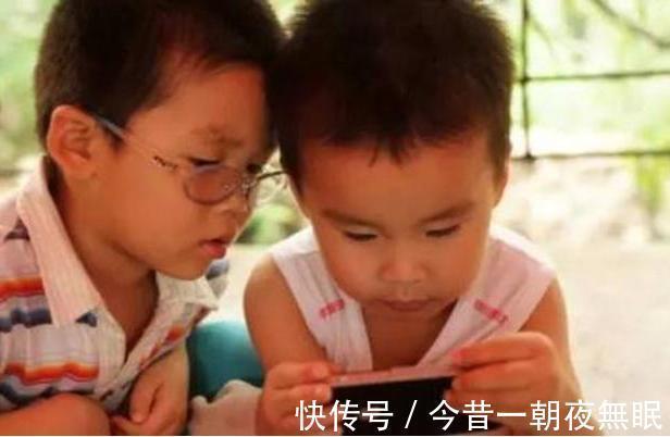 学习成绩|经常玩手机的孩子,和不常玩手机的孩子,5年后这3点差距很明显