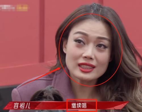 舞台|同样是唱歌失误，袁姗姗贾青的反应却不同，演员和歌手的区别太明显