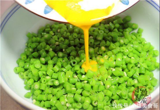 面条|把豆角切成丁,打入2个鸡蛋,我家一周吃5次,实在太香了