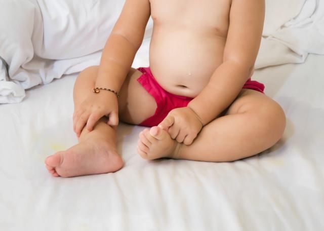 1岁多宝宝深夜尿床，被妈妈打进医院，医生：造孽啊