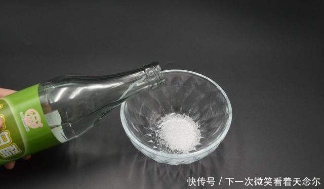 白醋|冰箱脏了不可用水擦，教你一个诀窍，冰箱污渍细菌全去除，真受用