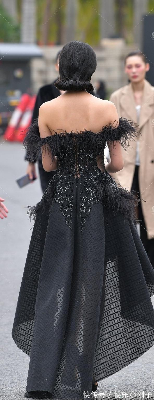 印花 约会必备的连衣裙穿搭技巧,时尚又富有设计感,美丽清澈