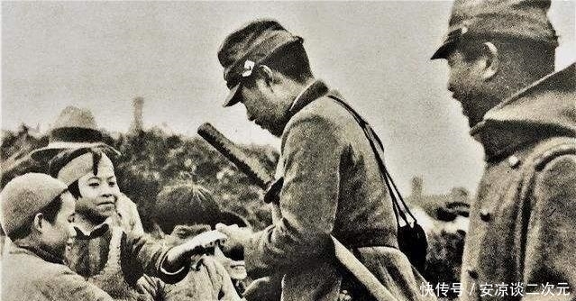 中国|抗战期间,日军为何喜欢给中国小孩糖吃?日教科书这样说