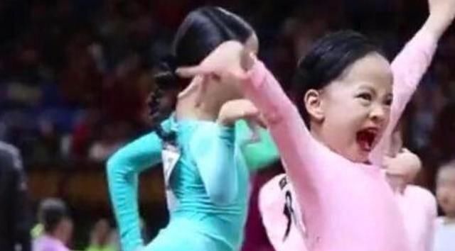 拉丁舞|最“凶”萌宝跳拉丁舞走红,表情管理已失控,网友:奶凶奶凶的