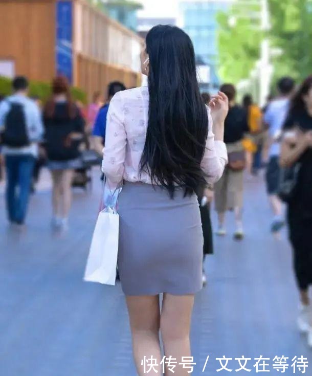 时尚|美女一条灰色时尚又别致的短裙，成为路人眼中一道唯美的风景线