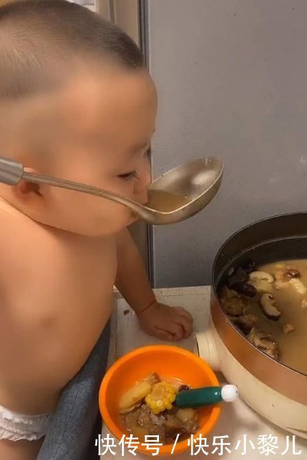 厨房|10岁男孩半夜偷做宵夜，妈妈掐着时间来“混饭”，堪称吃货母子