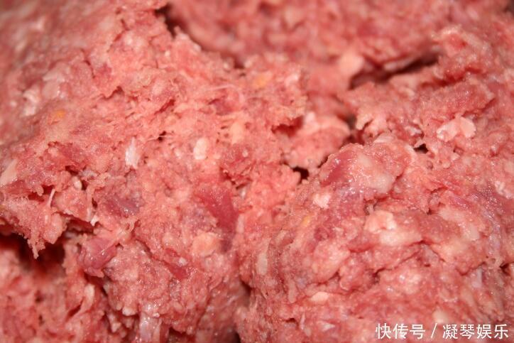 白菜猪肉饺子，调馅时这样调，饺子鲜美多汁，比三鲜饺子都鲜