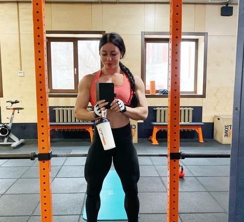 强壮|从苗条姑娘,到如今的肌肉芭比,肌肉让部分男人自叹不如