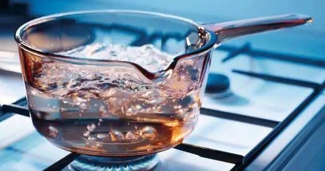 曾青山|喝水要有“度”!“一口热水喝掉5000多块”上热搜!你的饮水姿势正确吗?