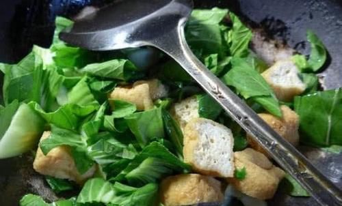  排出|女性不想赘肉横生，不妨多食此菜，排出毒素，体重悄悄降下来