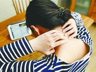 颈椎病|颈椎病怎么办,每天躺床上“吊脖子”,方法简单,第2天就有效果