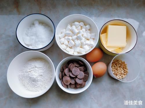  不难|一个巧克力布朗尼蛋糕居然要100块，其实不难，其实自己在家做蛋糕也很简单，真实惠