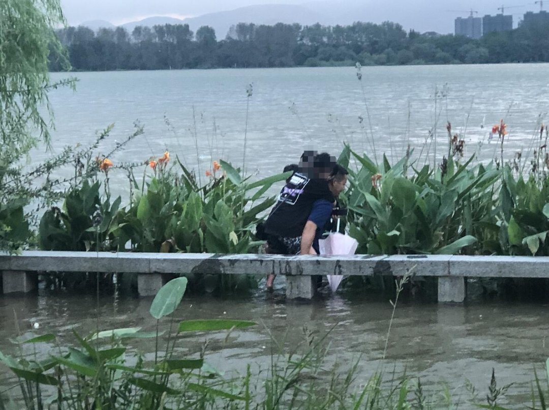 杭州|被消防员从涨潮中救出，杭州姑娘竟要“以身相许”！锦旗上的八个字，让小伙子们脸红