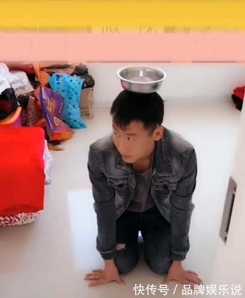 西门吹雪|宝宝犯错被妈妈挂在门把手上,无奈向爸爸求助,镜头转向爸爸,网友笑翻