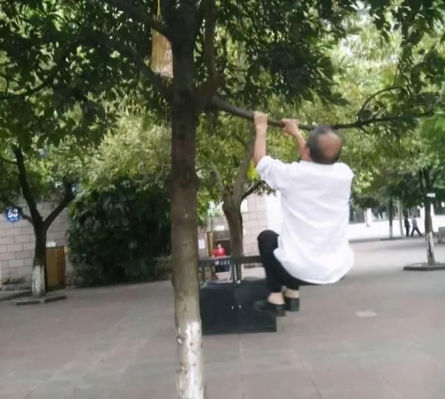 锻炼方式|大爷大妈为治疗颈椎病把头挂树枝上锻炼，跟随绳索摇晃！网友：确定老年人可以这么玩？
